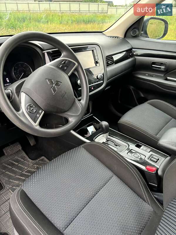 Внедорожник / Кроссовер Mitsubishi Outlander 2020 в Киеве