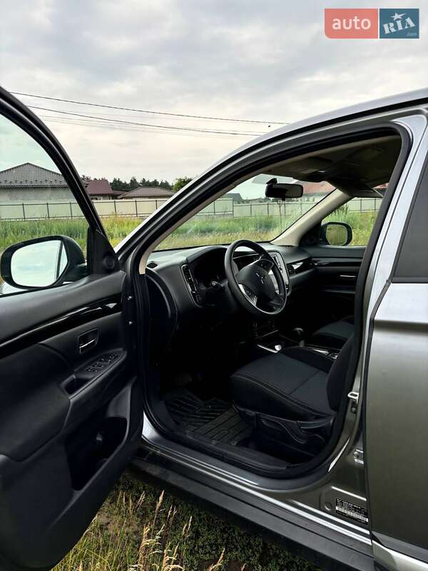 Внедорожник / Кроссовер Mitsubishi Outlander 2020 в Киеве