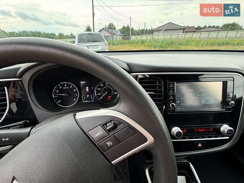 Внедорожник / Кроссовер Mitsubishi Outlander 2020 в Киеве