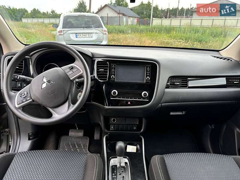 Внедорожник / Кроссовер Mitsubishi Outlander 2020 в Киеве