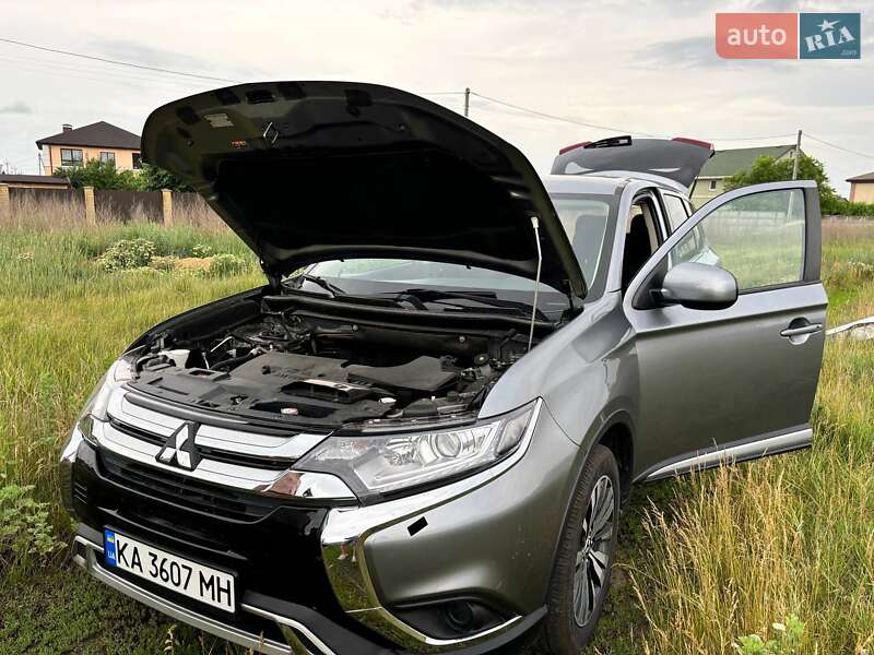 Внедорожник / Кроссовер Mitsubishi Outlander 2020 в Киеве