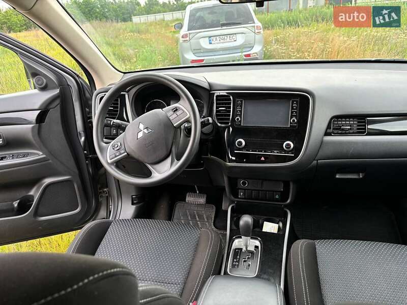 Внедорожник / Кроссовер Mitsubishi Outlander 2020 в Киеве