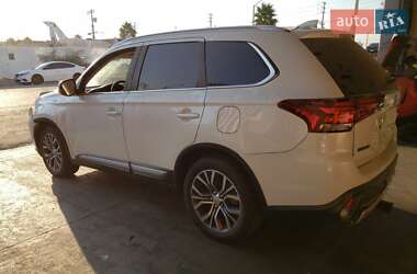 Внедорожник / Кроссовер Mitsubishi Outlander 2017 в 