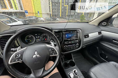 Внедорожник / Кроссовер Mitsubishi Outlander 2015 в Львове