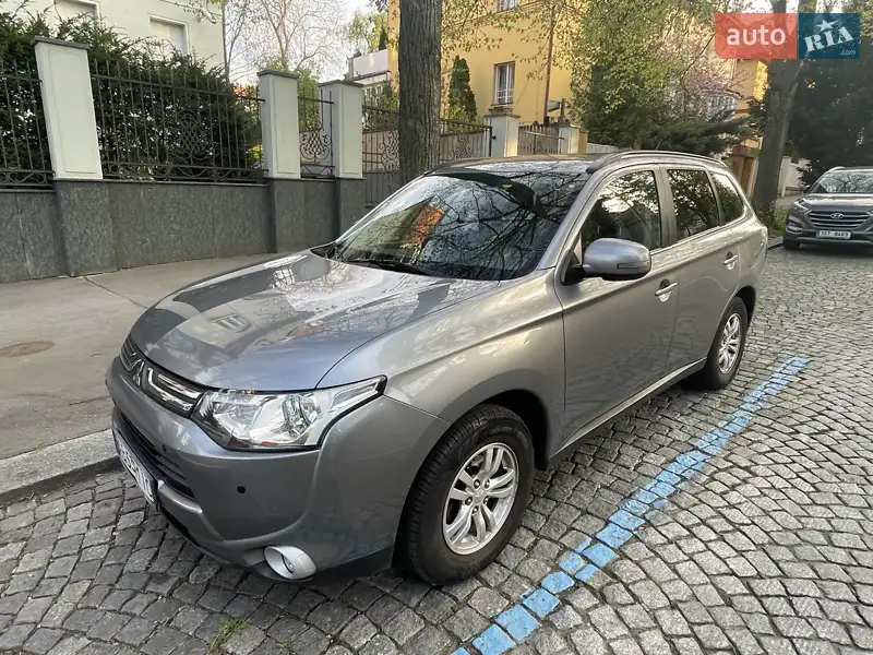 Внедорожник / Кроссовер Mitsubishi Outlander 2012 в 