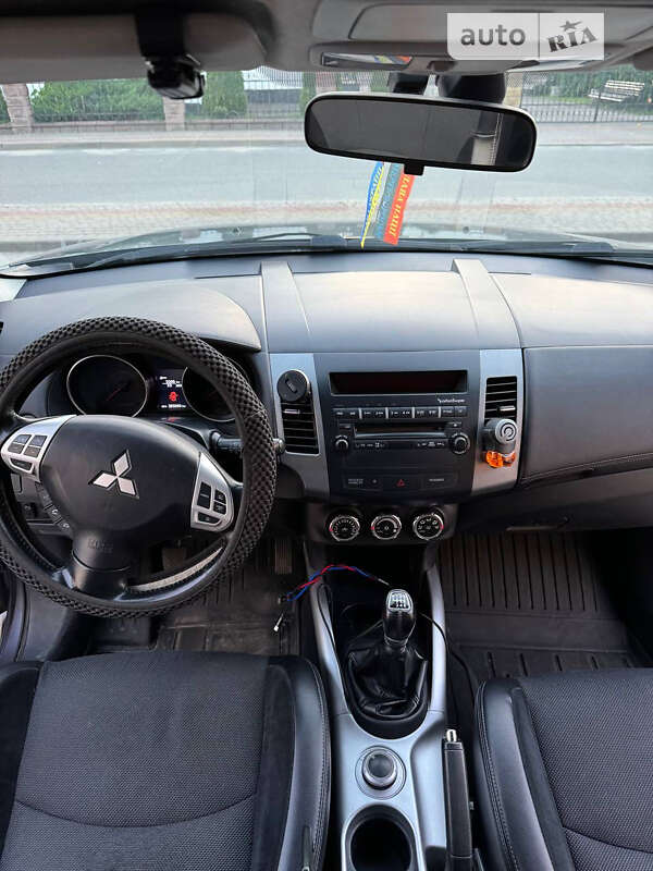 Внедорожник / Кроссовер Mitsubishi Outlander 2011 в Дубно