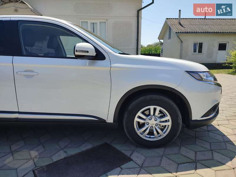 Внедорожник / Кроссовер Mitsubishi Outlander 2021 в Черновцах