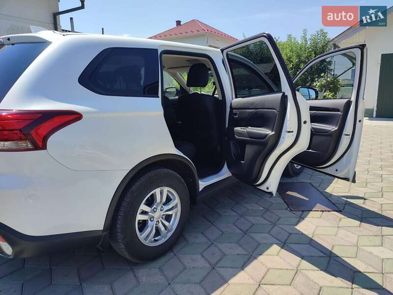 Внедорожник / Кроссовер Mitsubishi Outlander 2021 в Черновцах