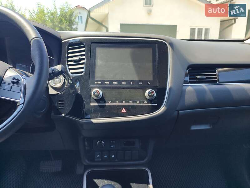Внедорожник / Кроссовер Mitsubishi Outlander 2021 в Черновцах