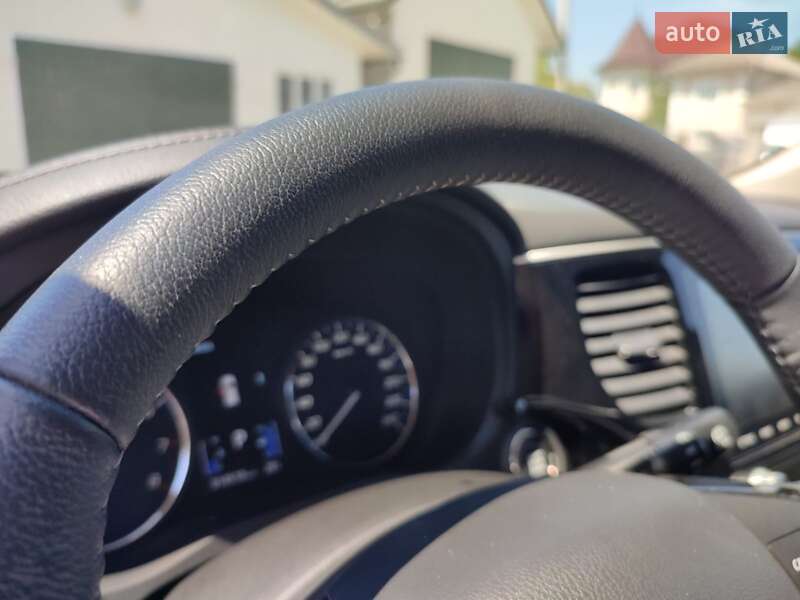 Внедорожник / Кроссовер Mitsubishi Outlander 2021 в Черновцах