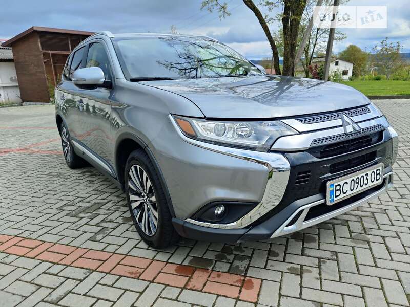 Внедорожник / Кроссовер Mitsubishi Outlander 2018 в Золочеве