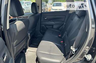 Внедорожник / Кроссовер Mitsubishi Outlander 2013 в 