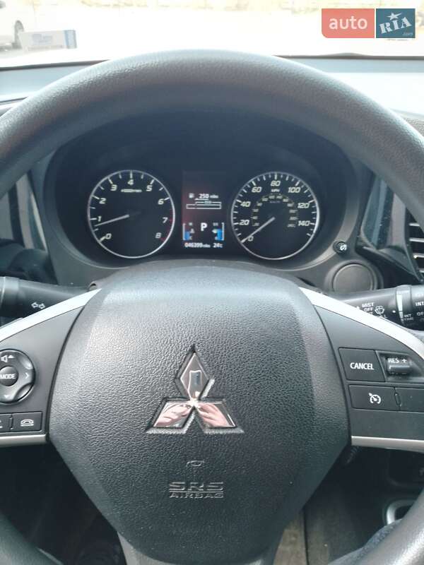 Позашляховик / Кросовер Mitsubishi Outlander 2019 в Києві