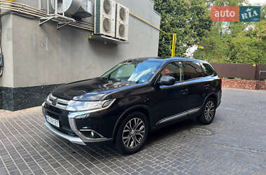 Внедорожник / Кроссовер Mitsubishi Outlander 2016 в 