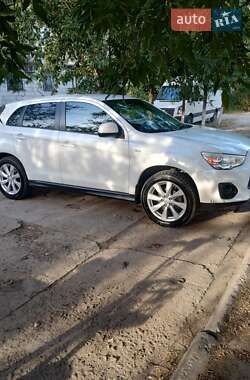 Внедорожник / Кроссовер Mitsubishi Outlander 2013 в 
