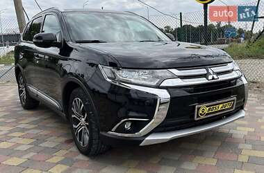 Внедорожник / Кроссовер Mitsubishi Outlander 2017 в 
