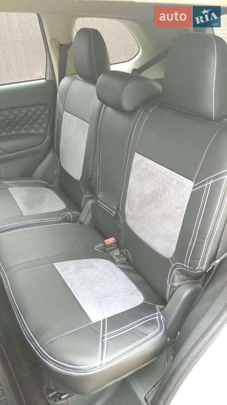 Внедорожник / Кроссовер Mitsubishi Outlander 2013 в Харькове