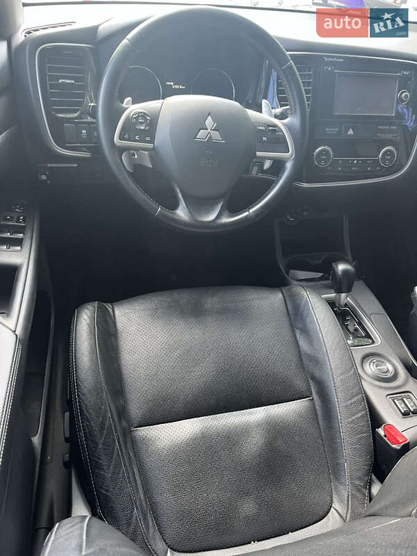 Позашляховик / Кросовер Mitsubishi Outlander 2012 в Києві