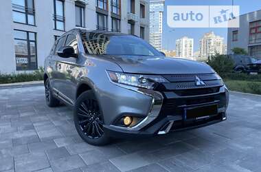 Позашляховик / Кросовер Mitsubishi Outlander 2020 в Києві