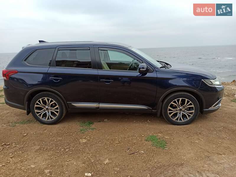 Внедорожник / Кроссовер Mitsubishi Outlander 2017 в Черноморске