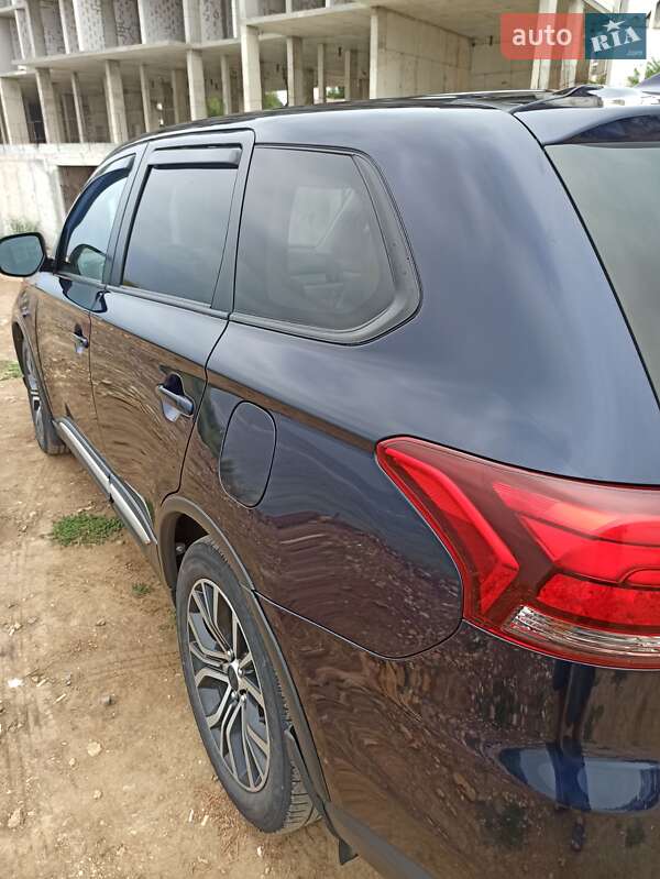 Внедорожник / Кроссовер Mitsubishi Outlander 2017 в Черноморске