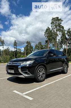 Внедорожник / Кроссовер Mitsubishi Outlander 2016 в Киеве