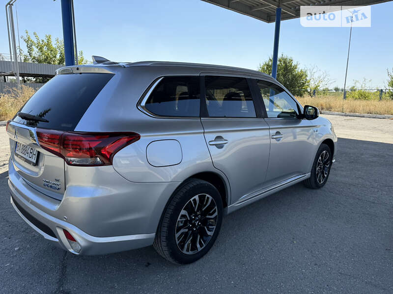 Внедорожник / Кроссовер Mitsubishi Outlander 2017 в Кропивницком