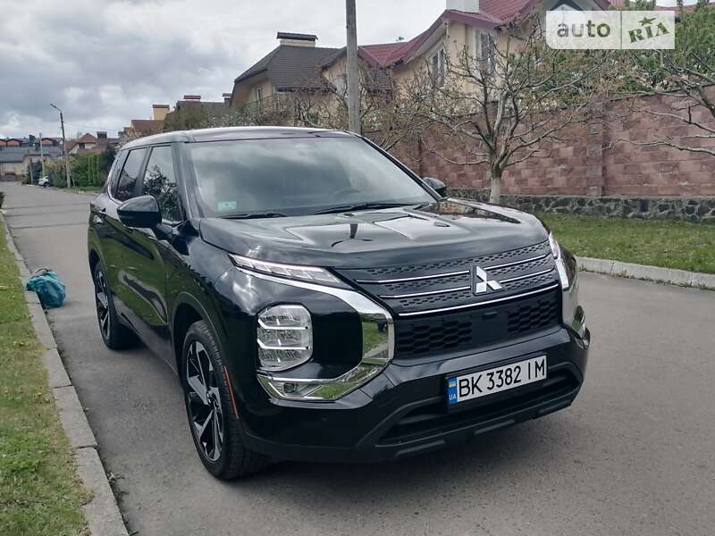 Внедорожник / Кроссовер Mitsubishi Outlander 2021 в Киеве