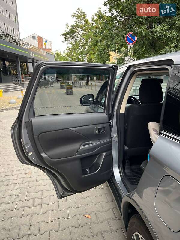 Внедорожник / Кроссовер Mitsubishi Outlander 2015 в Львове