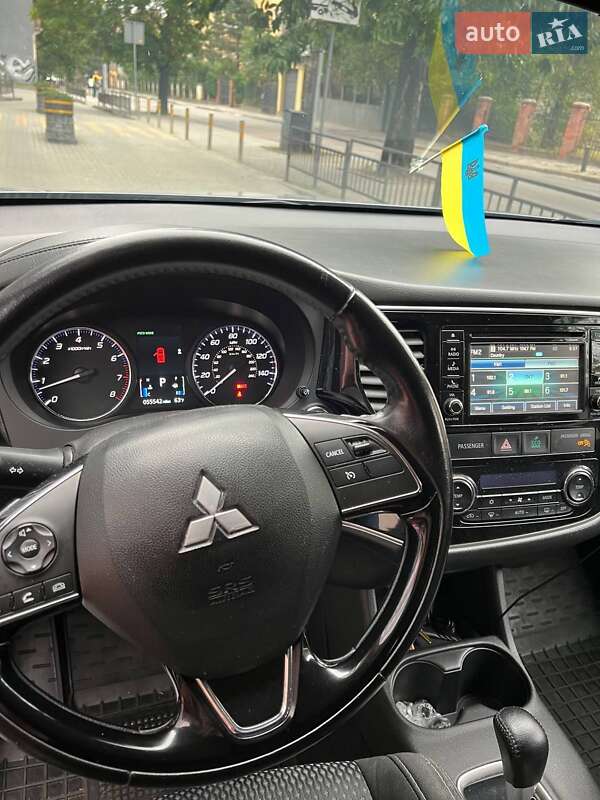 Внедорожник / Кроссовер Mitsubishi Outlander 2015 в Львове