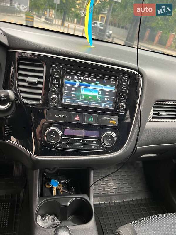 Внедорожник / Кроссовер Mitsubishi Outlander 2015 в Львове