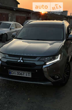 Внедорожник / Кроссовер Mitsubishi Outlander 2017 в Хмельницком