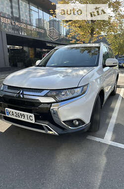 Позашляховик / Кросовер Mitsubishi Outlander 2018 в Києві