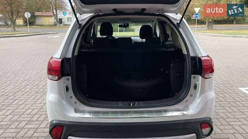 Позашляховик / Кросовер Mitsubishi Outlander 2017 в Луцьку