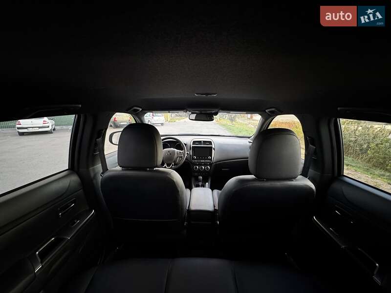 Позашляховик / Кросовер Mitsubishi Outlander 2023 в Олександрії
