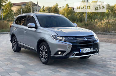 Внедорожник / Кроссовер Mitsubishi Outlander 2016 в Киеве