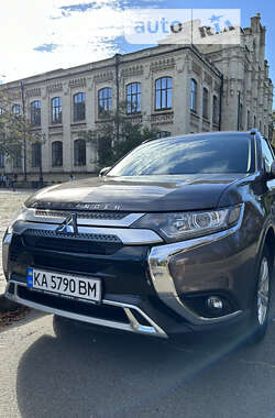 Позашляховик / Кросовер Mitsubishi Outlander 2021 в Києві