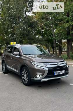 Внедорожник / Кроссовер Mitsubishi Outlander 2015 в Николаеве