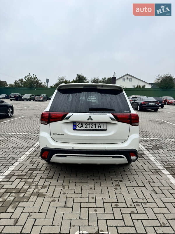 Внедорожник / Кроссовер Mitsubishi Outlander 2020 в Киеве