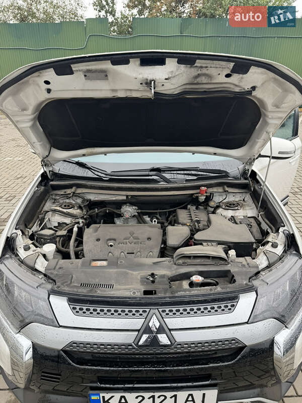 Внедорожник / Кроссовер Mitsubishi Outlander 2020 в Киеве