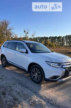 Позашляховик / Кросовер Mitsubishi Outlander 2016 в Києві