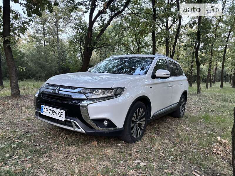 Внедорожник / Кроссовер Mitsubishi Outlander 2015 в Запорожье