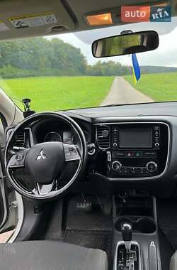 Внедорожник / Кроссовер Mitsubishi Outlander 2016 в 