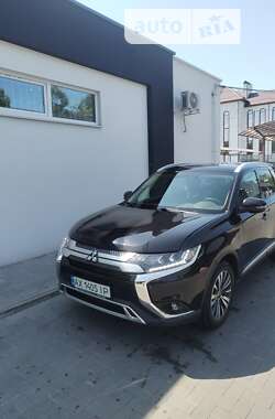 Позашляховик / Кросовер Mitsubishi Outlander 2020 в Києві