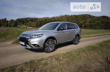 Внедорожник / Кроссовер Mitsubishi Outlander 2020 в Львове