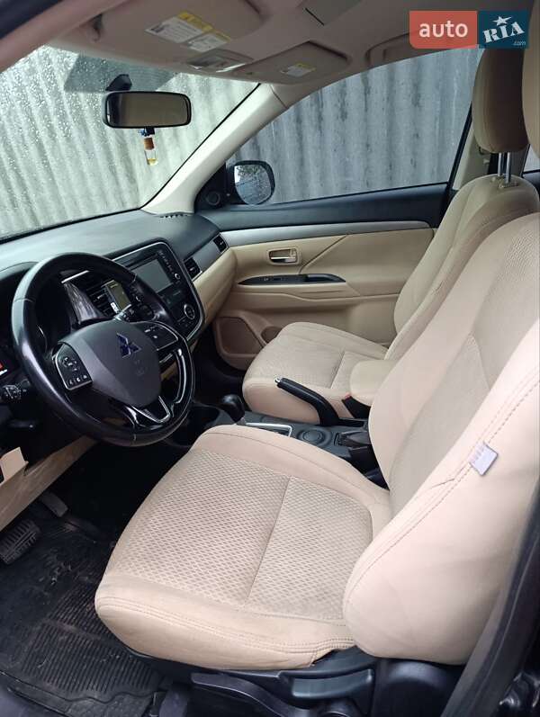 Внедорожник / Кроссовер Mitsubishi Outlander 2016 в Харькове