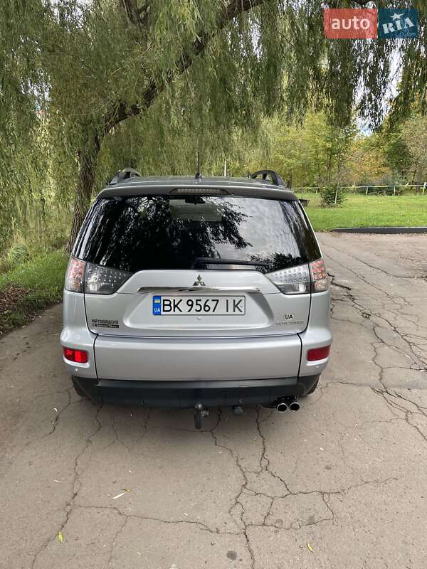 Внедорожник / Кроссовер Mitsubishi Outlander 2011 в Ровно