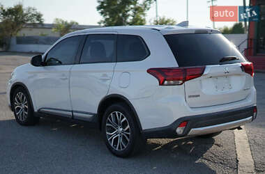 Позашляховик / Кросовер Mitsubishi Outlander 2017 в 