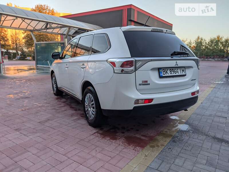 Позашляховик / Кросовер Mitsubishi Outlander 2013 в Рівному