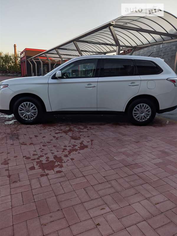 Позашляховик / Кросовер Mitsubishi Outlander 2013 в Рівному